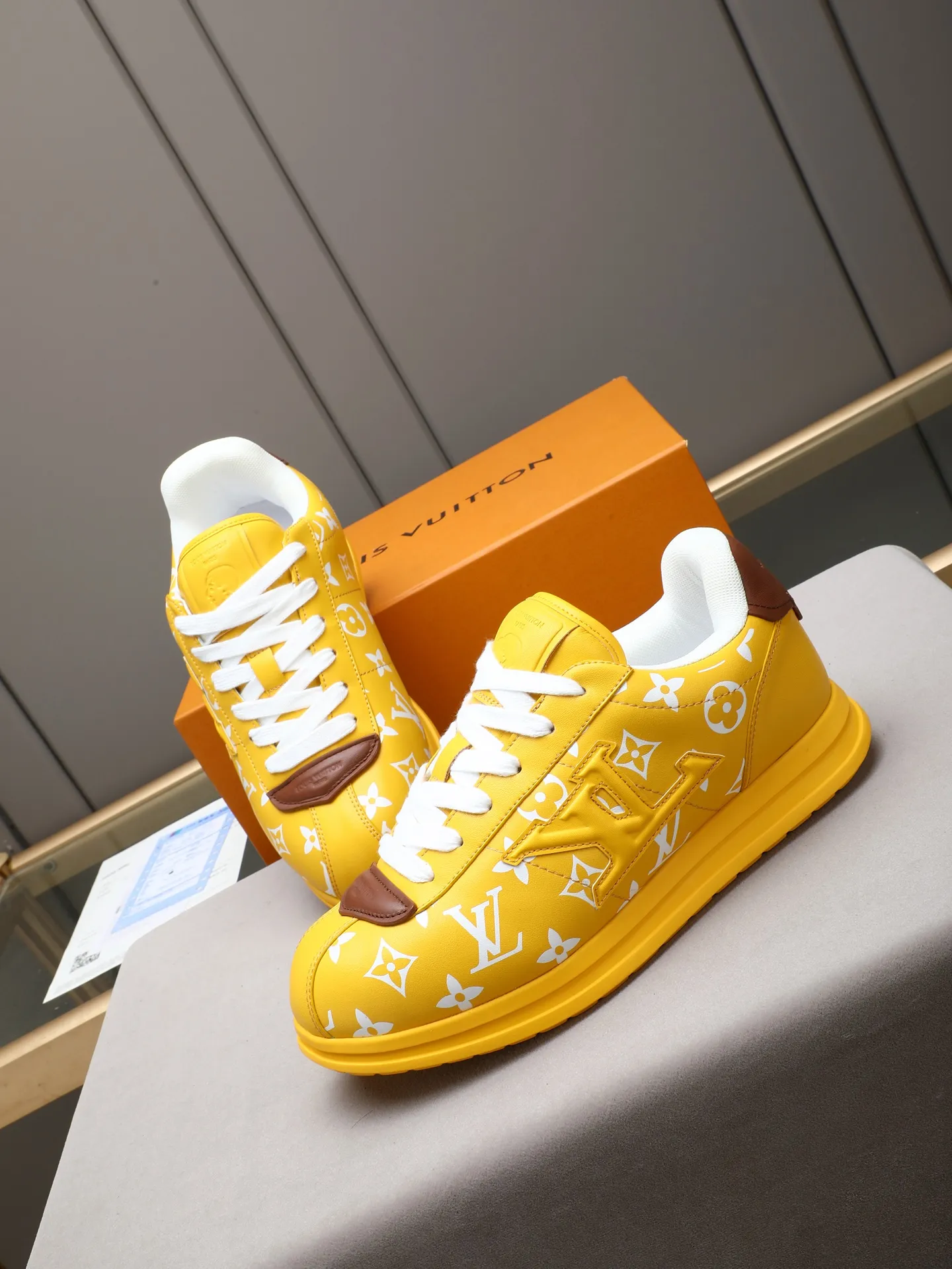 PP560 LV Louis Vuitton L Jialu Brand Runner Tatic Series Thick-soled Casual Sports Shoes Running Shoes Original purchase, development and production This LV Runner Tatic sports shoe combines technical materials such as mesh fabric and ribbons to interpret the inspiration of traditional mountaineering shoes. LV letters are written on one side, the lariat buckle of the quick lacing system is embellished with Monogram flowers and Louis Vuitton logos, and the light and wear-resistant rubber outsole completes the whole. ▪️Fabric: Original imported cowhide + mesh ▪️Inner lining: Original customized breathable mesh ▪️Sole: Original open-molded anti-slip rubber combination material ▪️Size: Men's 38-44 (customized for 45 and 46)